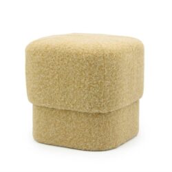 Zachte, beige meubelpoef van modern design, multifunctioneel en comfortabel, perfect voor zithoeken en lounges.