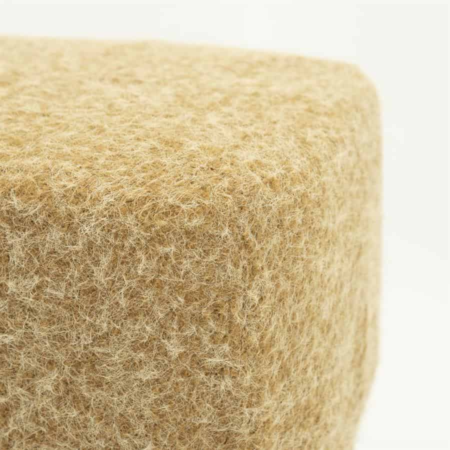 Viltstoff bekleding op meubelstuk, zachte textuur voor comfortabel en modern meubilair.