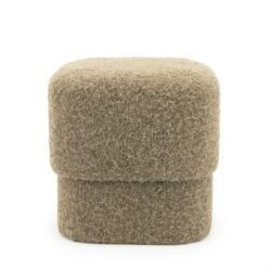 Zandkleurige ontwerp poef van Mokana meubelen, zachte en stijlvolle compacte zitbank, perfect voor moderne woonruimtes, gemaakt van duurzame en comfortabele materialen.