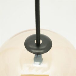 Elastische ring en ophangkoord in hanglamp, modern en minimalistisch design voor sfeervolle woonkamer decoratie.