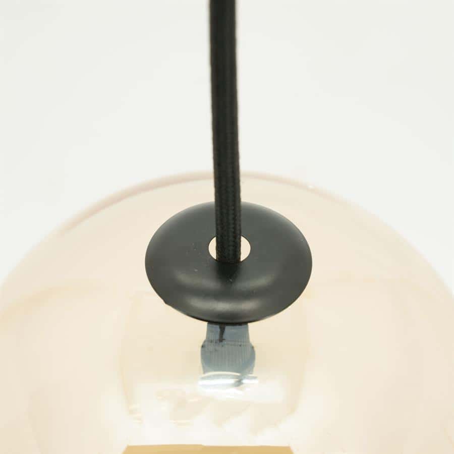 Elastische ring en ophangkoord in hanglamp, modern en minimalistisch design voor sfeervolle woonkamer decoratie.