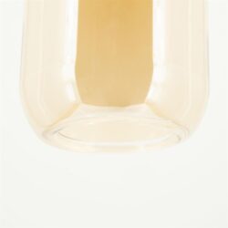 Glazen fles met witte wijn, close-up, moderne ontwerp interieur, hoge resolutie, elegant meubelaccessoire, MoKana Meubelen.