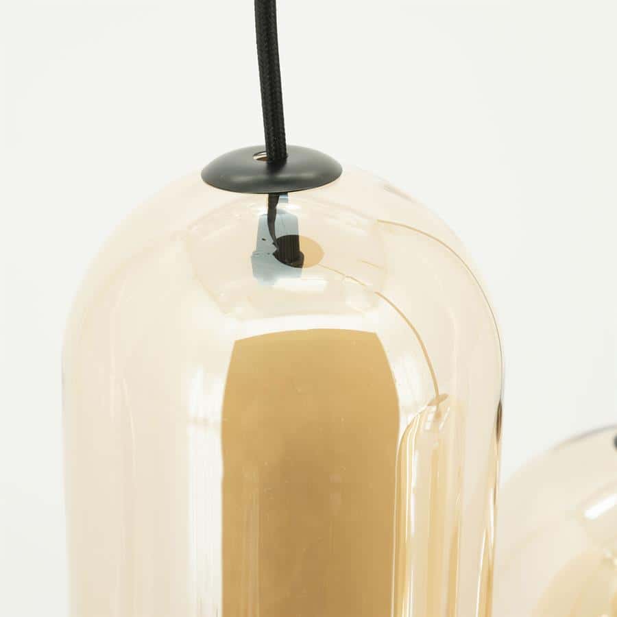 Stijlvolle hanglamp van glas en zwart met leeraccent, perfect voor modern interieurdesign.