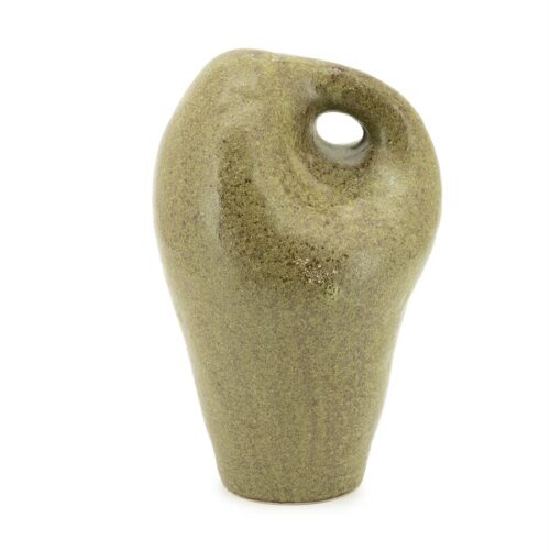 Bladvormige keramische vaas in groen tint met opening aan de bovenkant voor decoratief gebruik.