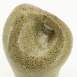 Ovaal gevormde, groene stenen beeld met een opening in het midden, unieke decoratie voor elk interieur.