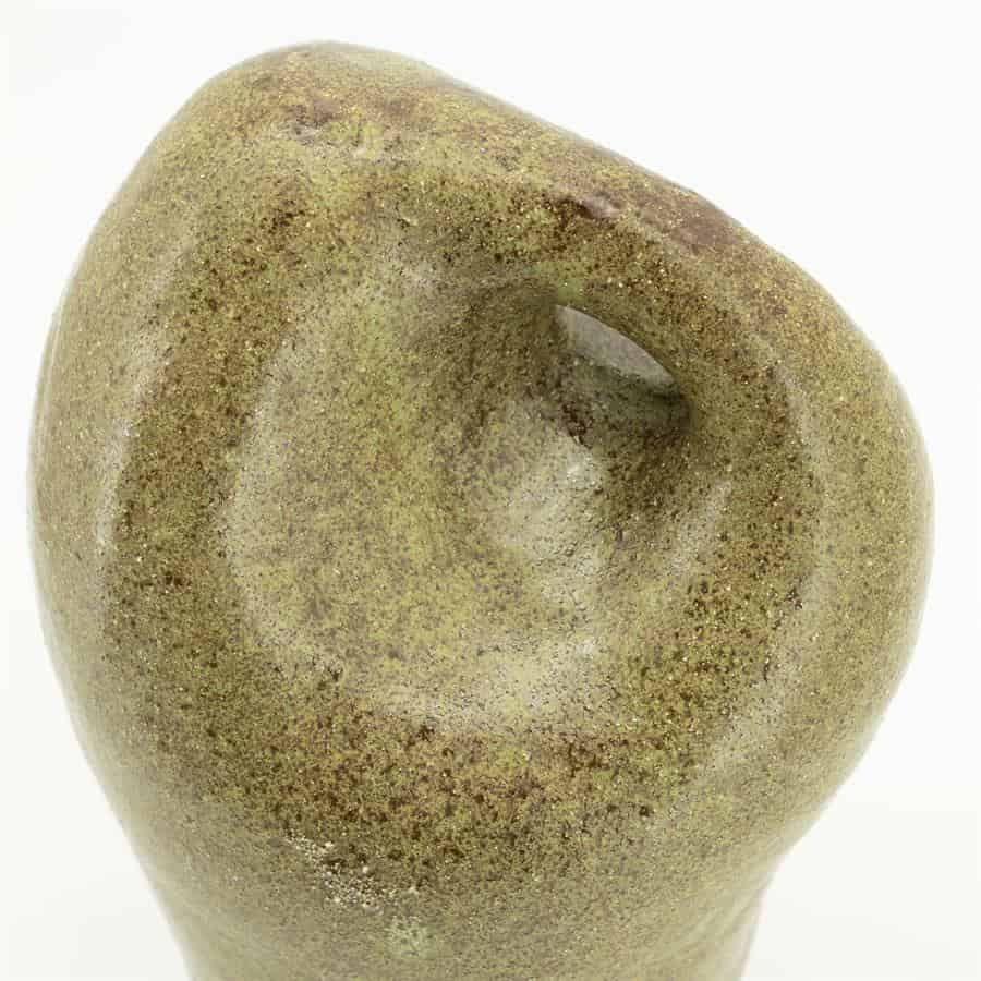 Ovaal gevormde, groene stenen beeld met een opening in het midden, unieke decoratie voor elk interieur.