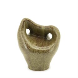 Unieke keramische vaas met moderne sculptuurvorm, handgemaakt en in aardetinten, geschikt voor woonkamer of tuindecoratie.