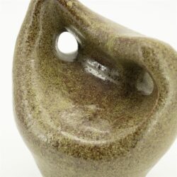 Unieke close-up van een vintage aardewerken vaas met een aardse, grove structuur en natuurlijke kleuren, perfect voor landelijke of boheemse interieurstijlen.