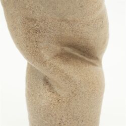 Minimalistische houten sculptuur, moderne kunst, ambachtelijk design, houten beeldhouwwerk, sfeerbeeld houten kunstwerk, natuurlijke houttinten, creatieve decoratie, handgemaakt kunstobject, stijlvolle woningdecoratie, exclusieve houten sculptuur.