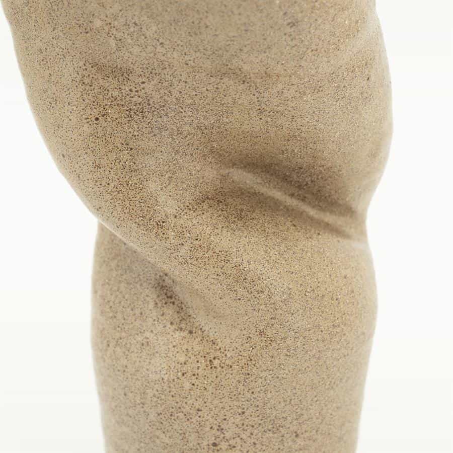 Minimalistische houten sculptuur, moderne kunst, ambachtelijk design, houten beeldhouwwerk, sfeerbeeld houten kunstwerk, natuurlijke houttinten, creatieve decoratie, handgemaakt kunstobject, stijlvolle woningdecoratie, exclusieve houten sculptuur.