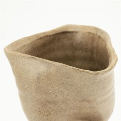 Handgemaakte keramieken vaas in rustieke, natuurlijke uitstraling, perfect voor modern en industrieel interieur.