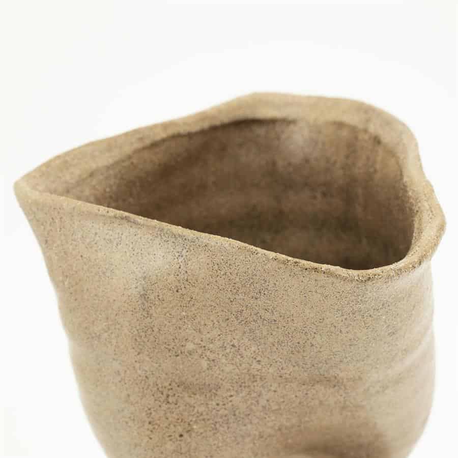 Handgemaakte keramieken vaas in rustieke, natuurlijke uitstraling, perfect voor modern en industrieel interieur.