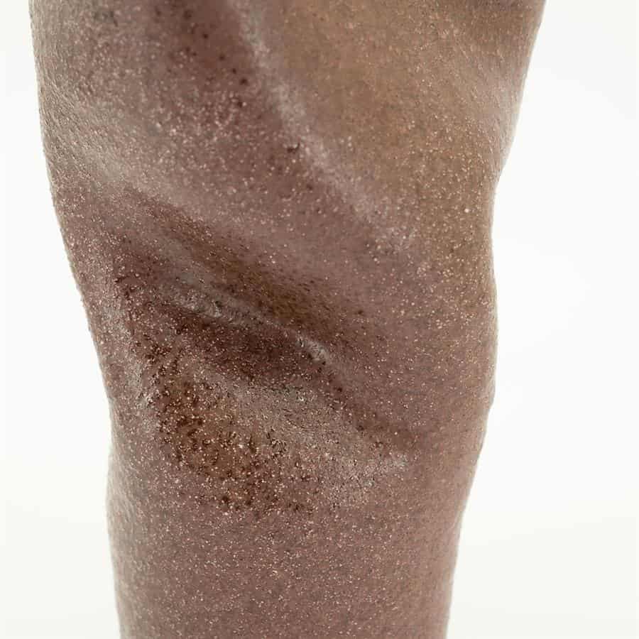 Gezichtssculptuur van keramiek met een glanzende, aardse afwerking, perfect voor moderne interieurdecoratie.