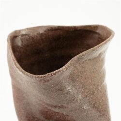 Luchtfoto van een handgemaakt houten vaas met een natuurlijke, ruwe afwerking en organische vorm, perfect voor stijlvolle interieurdecoratie en ambachtelijke meubelaccenten.