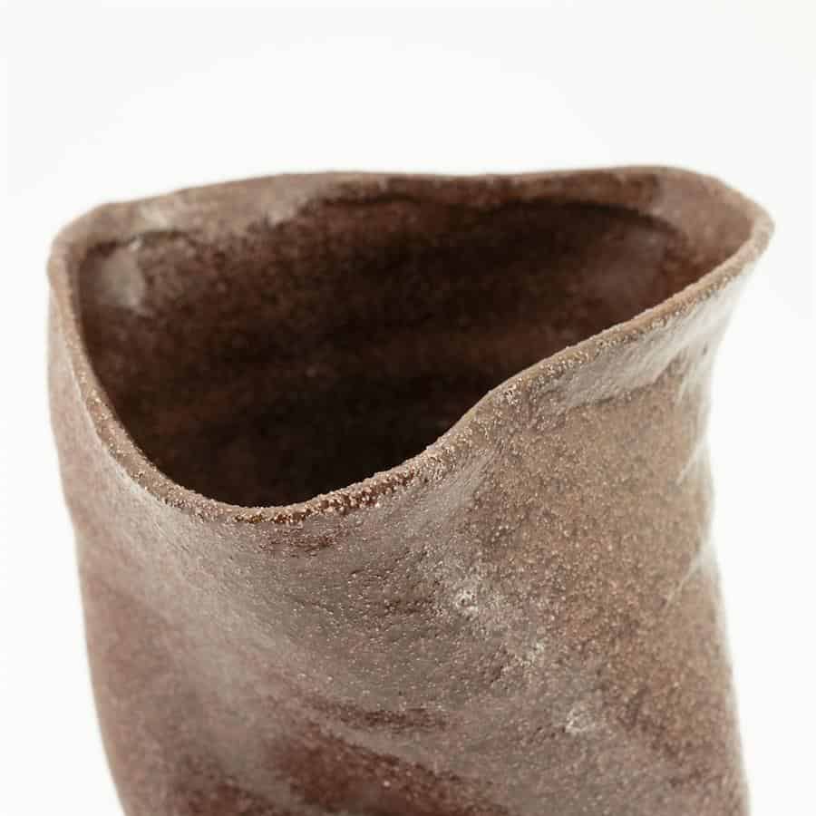 Luchtfoto van een handgemaakt houten vaas met een natuurlijke, ruwe afwerking en organische vorm, perfect voor stijlvolle interieurdecoratie en ambachtelijke meubelaccenten.