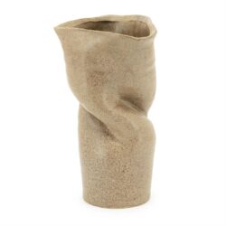Elegante keramische vaas van Mokana Meubelen met een unieke, gestructureerde twist-ontwerp in natuurlijke aardetinten. Perfect voor moderne interieurdecoratie en bloemenpresentatie.