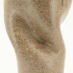 Aimagezicht met close-up van zandkleurig, veredeld hout voor meubelontwerp en decoratie.