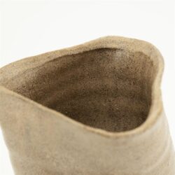 Rustieke keramische vaas met warme aardetinten, perfect voor decoratie en bloemen, handgemaakt vakmanschap, ideale woonaccessoire voor een natuurlijke uitstraling.