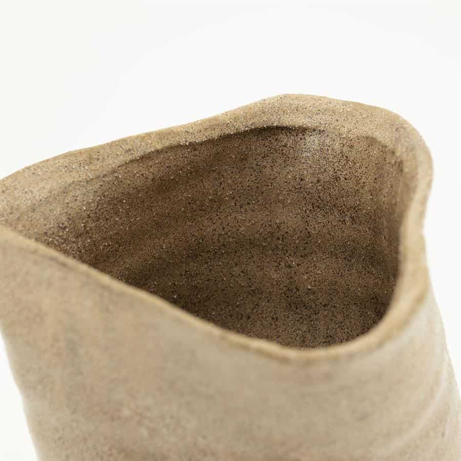 Rustieke keramische vaas met warme aardetinten, perfect voor decoratie en bloemen, handgemaakt vakmanschap, ideale woonaccessoire voor een natuurlijke uitstraling.