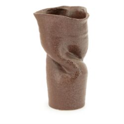 Moderne keramische vaas met unieke twistvorm, handgemaakt, bruin aardetint, stijlvolle woonaccessoire voor woonkamer of kantoor, Mokana meubels Nederland.