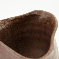 Koeterig meubelstuk met een textuur die doet denken aan aardse tinten, perfect voor landelijke interieurstijlen.