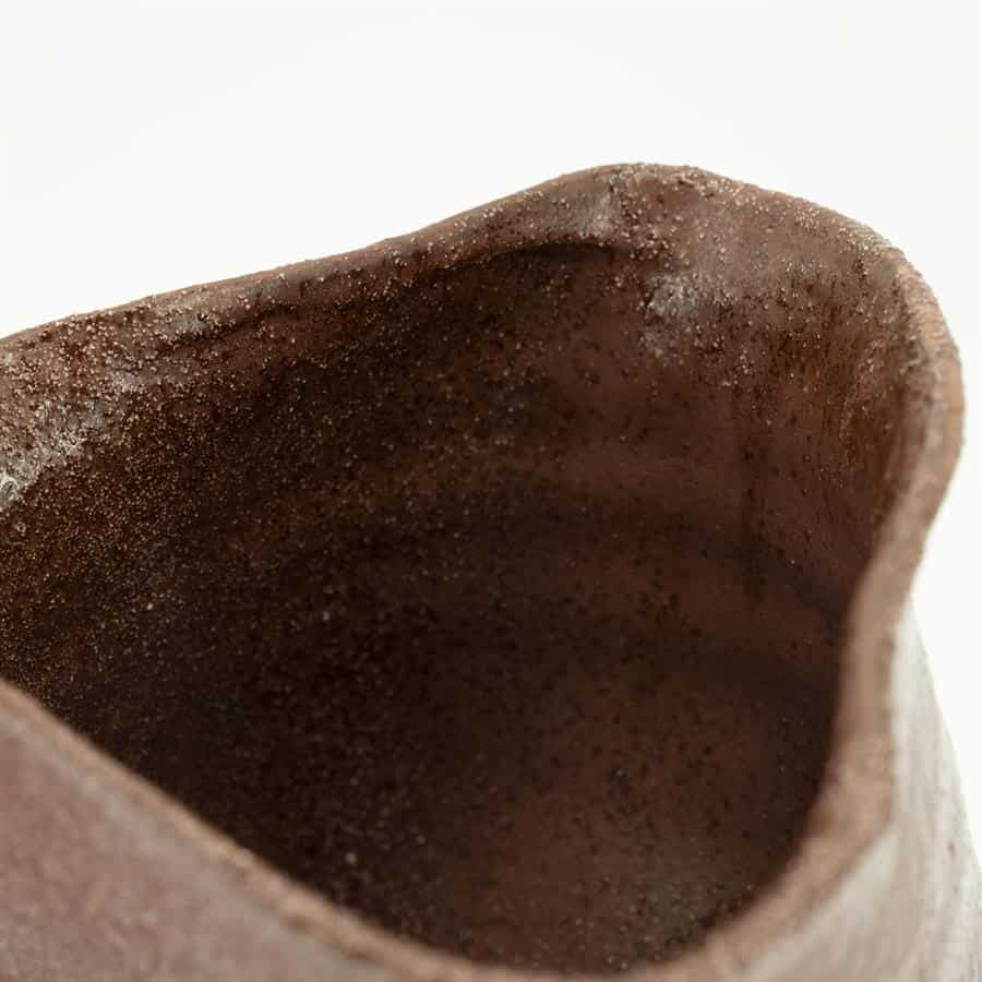 Koeterig meubelstuk met een textuur die doet denken aan aardse tinten, perfect voor landelijke interieurstijlen.