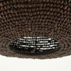 Houten parelketting en geweven design element, detail Close-up van handgemaakt vakmanschap houten meubelen.