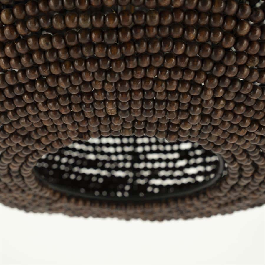 Houten parelketting en geweven design element, detail Close-up van handgemaakt vakmanschap houten meubelen.