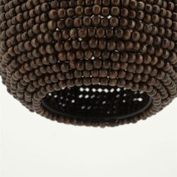 Roodbruine houten kralen lampenkap, modern interieuraccessoire, designverlichting, handgemaakt maatwerk, warme sfeerverlichting voor woonkamer en eetkamer.