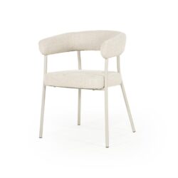 Lichte moderne fauteuil met beige stoffering en metalen poten, ideale eetkamersetting of lounge stoel, Scandinavisch design, comfort en stijl voor elk interieur.