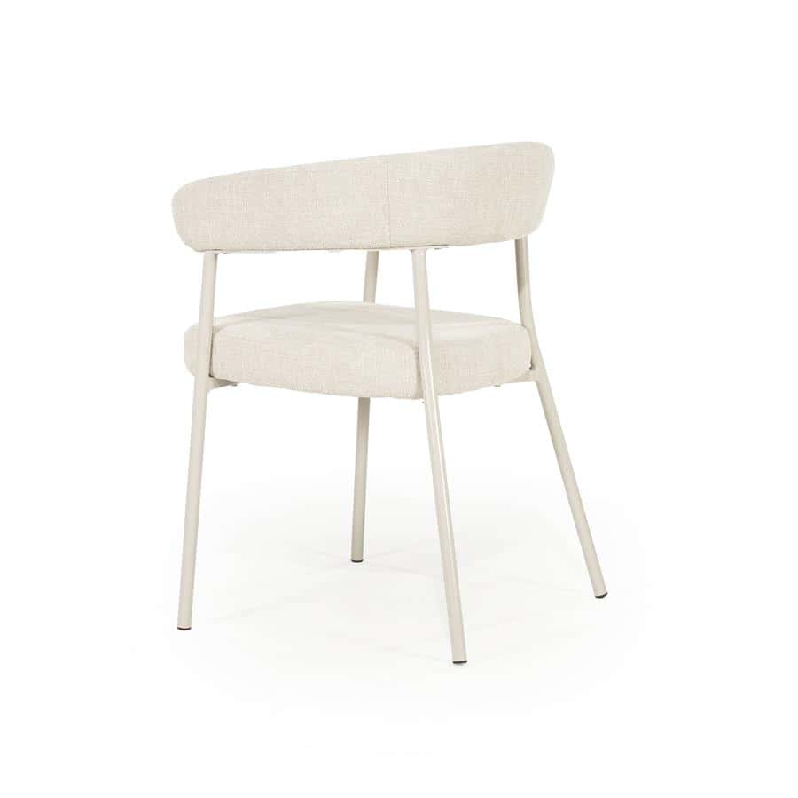 Massieve houten eetkamerstoel met beige bekleding en metalen poten, moderne meubelstijl.