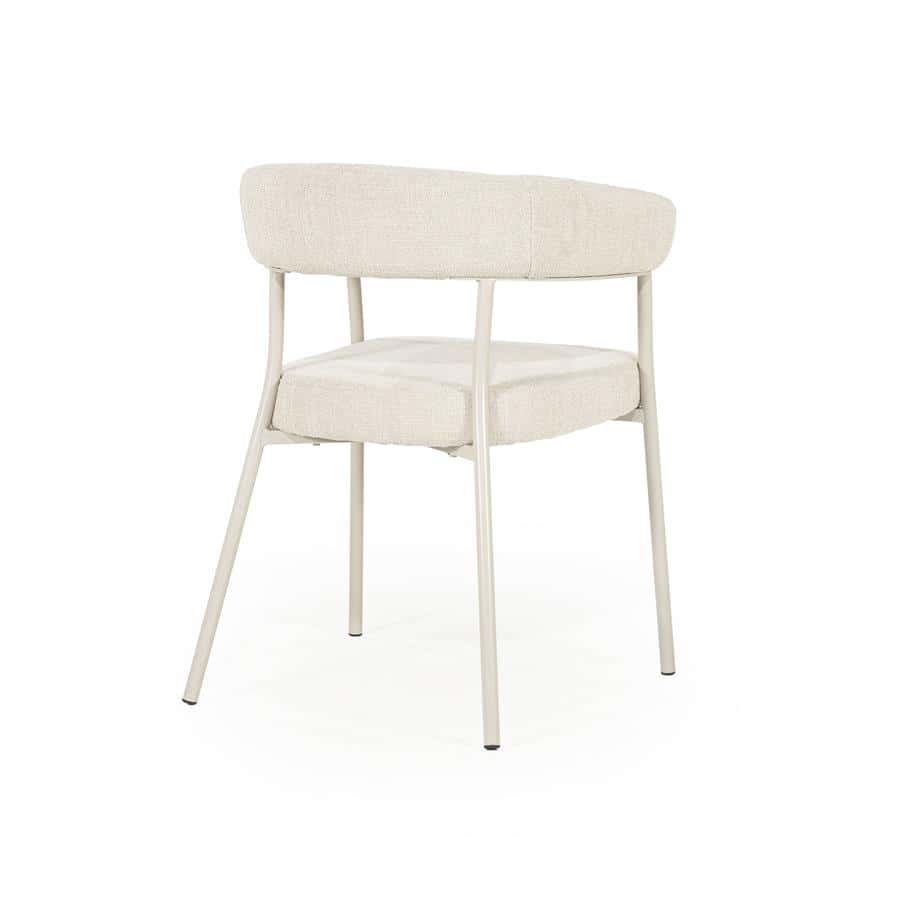 Lichte moderne eetkamerstoel met witte metalen frame en zachte beige bekleding, perfect voor een eigentijds interieur.