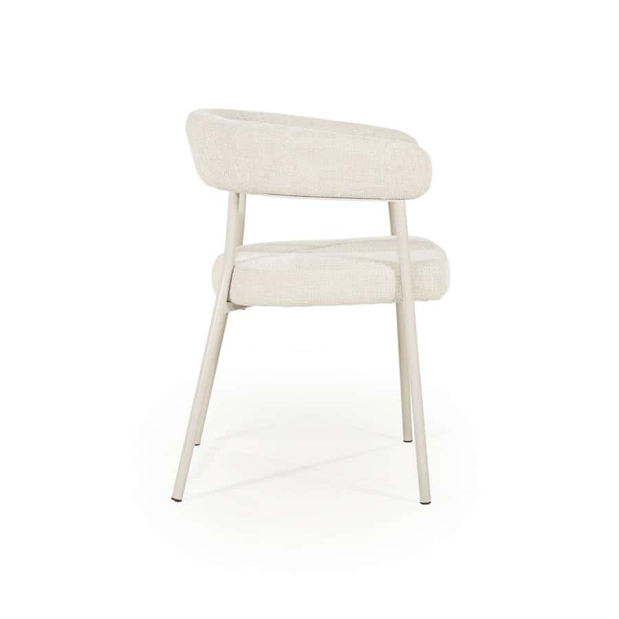 Zitstoel van Mokana Meubelen in modern design met comfortabele stoffen bekleding en wit metalen frame. Perfect voor stijlvolle interieurinrichting en gezellige eethoeken of lounges.