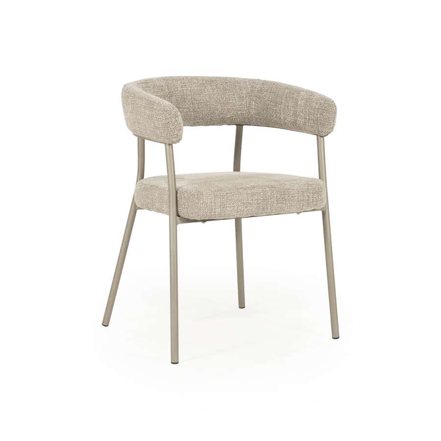 Zitkamerstoel van Mokana Meubelen met zachte bekleding en strakke metalen poten.