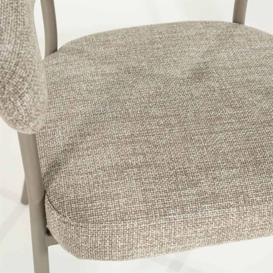 Handgemaakte stoffering eetkamerstoel, Mokana Meubelen, Scandinavisch design, licht beige bekleding, duurzame meubelstok, comfortabele zitervaring, modern interieur, hoogwaardige materialen, elegante uitstraling, landelijke woonstijl, tijdloos en functioneel, ergonomisch gevormd.