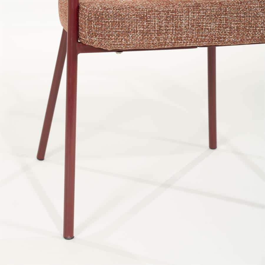 Moderne meubelstoel met robuuste stoffen bekleding en slanke metalen poten, perfect voor stijlvolle woonruimtes.