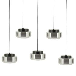 Moderne hanglamp met glazen en metalen details, perfect voor een eigentijdse woonkamer of eetkamer. Elegante en functionele verlichting van hoge kwaliteit, ontworpen door Mokana Meubelen.