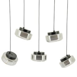 Lampen met glazen kappen en zwarte details, modern en stijlvol design.