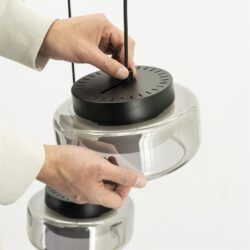 Alt: Moderne houten meubels met strak design, geschikt voor een eigentijdse woonkamer of kantoorruimte.