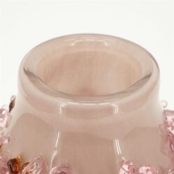 Klassieke glazen vaas met roze en amberkleurige details, perfect voor elegante interieurdecoratie en bloemarrangementen.