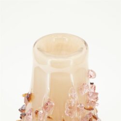 Hoge resolutie close-up foto van een decoratieve glazen vaas met roze en amberkleurige sierstenen, perfect voor interieurdecoratie en meubelaccessoires van Mokana Meubelen.