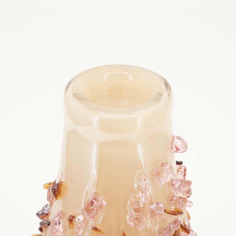 Hoge resolutie close-up foto van een decoratieve glazen vaas met roze en amberkleurige sierstenen, perfect voor interieurdecoratie en meubelaccessoires van Mokana Meubelen.