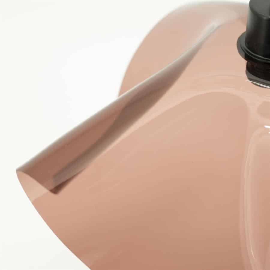 Roze badkamer accessories, modern roestvrijstalen kraan en bijpassende meubelstuk, minimalistisch design, elegant en functioneel, stijlvolle badkamer inrichting.