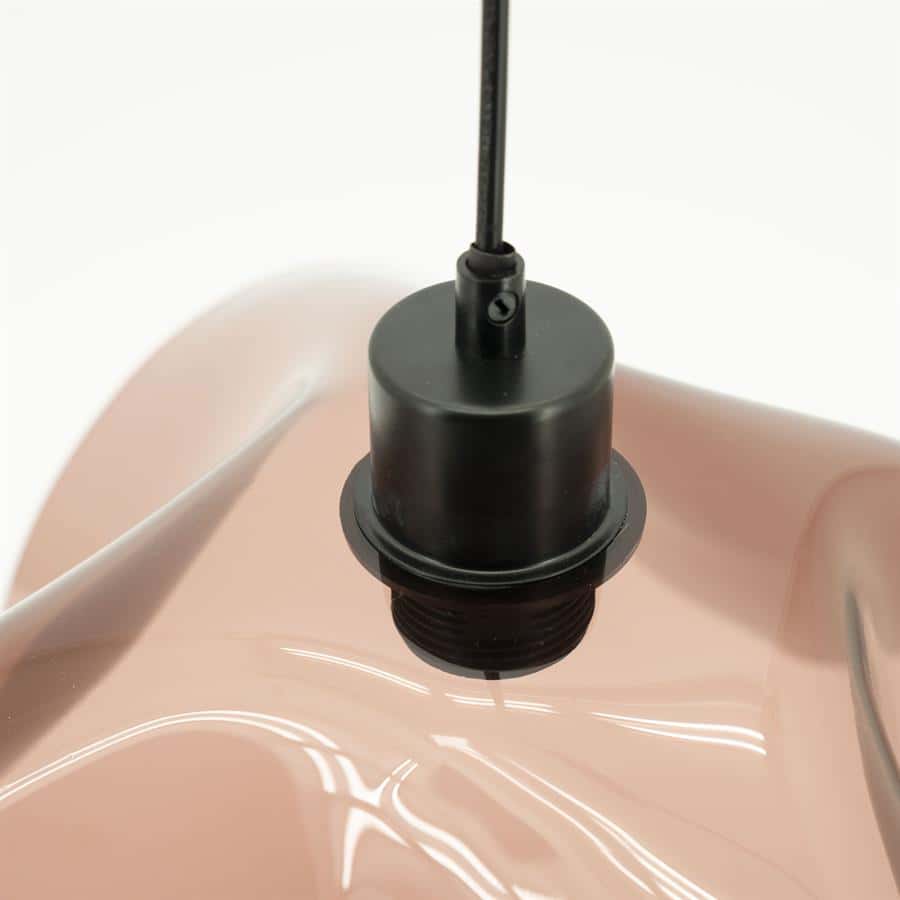 Zwarte hanglamp fitting met roze glazen kap, modern interieur verlichting voor eetkamer of woonkamer. Mokana Meubelen kwalitatieve woonaccessoires en stijlvolle meubels.
