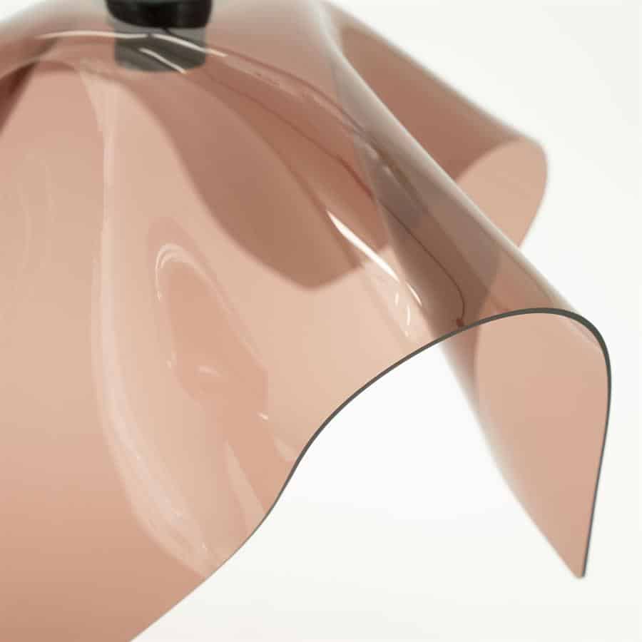 Roze metallic kunststik met flexibele, vloeiende vorm en glanzende afwerking, ontworpen voor modern interieur en meubelaccenten.