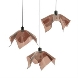 Glazen hanglamp met eigentijdse bloemvorm, perfect voor modern interieurdesign, gemaakt door Mokana Meubelen.
