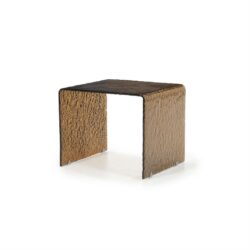 Modern houten bijzettafel met natuurlijke uitstraling, rustiek design en hoogwaardige afwerking. Ideaal voor woonkamer of slaapkamer, combineert functionaliteit met stijl.