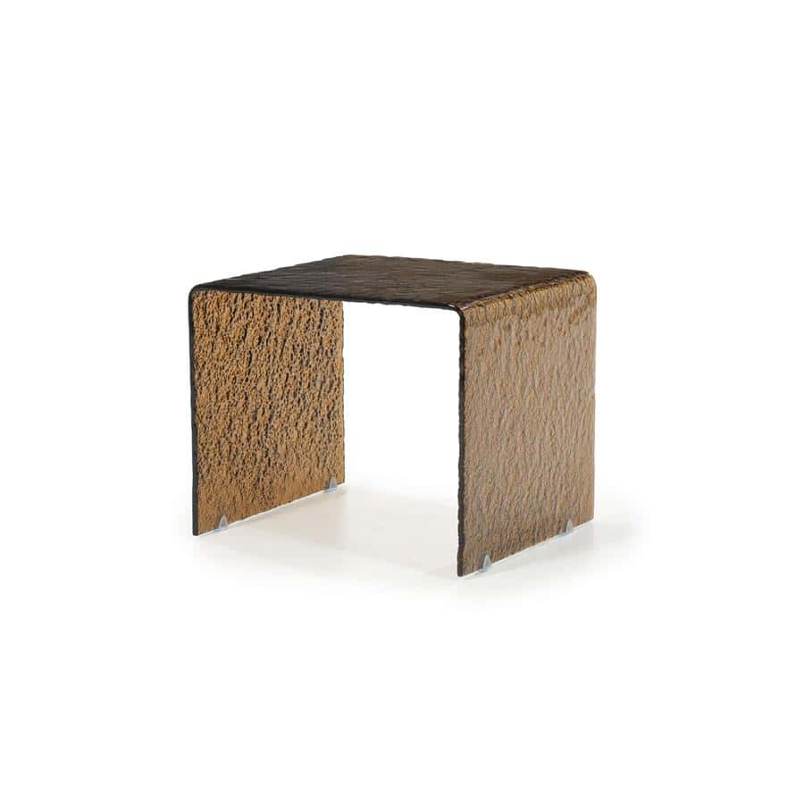 Modern houten bijzettafel met natuurlijke uitstraling, rustiek design en hoogwaardige afwerking. Ideaal voor woonkamer of slaapkamer, combineert functionaliteit met stijl.