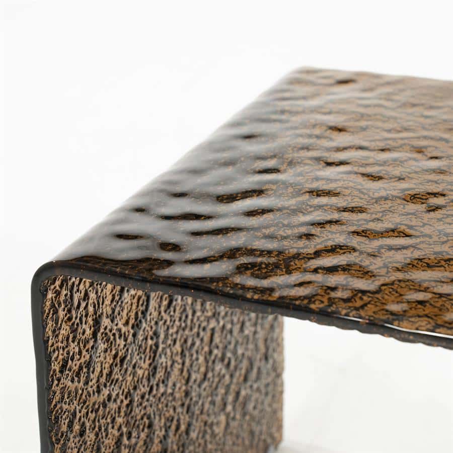 Unieke houten bijzettafel met een golvende, getextureerde bovenkant in een natuurlijke, donkere afwerking. Perfect voor een stijlvolle en functionele toevoeging aan elk interieur.
