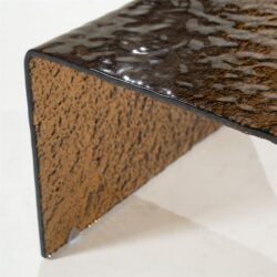 Elegant deels geborsteld natuursteen en hars tafel met metalen onderstel, perfect voor modern interieur. Mokana Meubelen biedt unieke en duurzame meubels op maat.